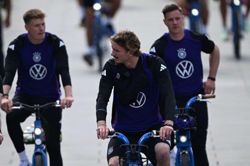 Fanjubel-beim-DFB-Training-Ter-Stegen-im-Fokus