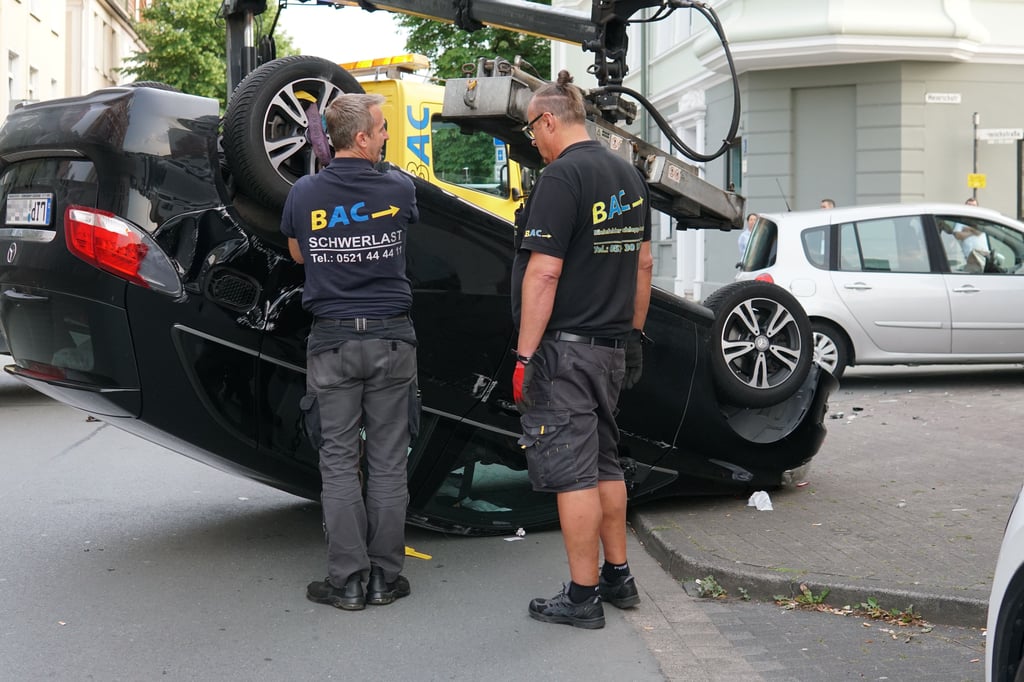 Auto überschlägt sich in Bielefelder Innenstadt