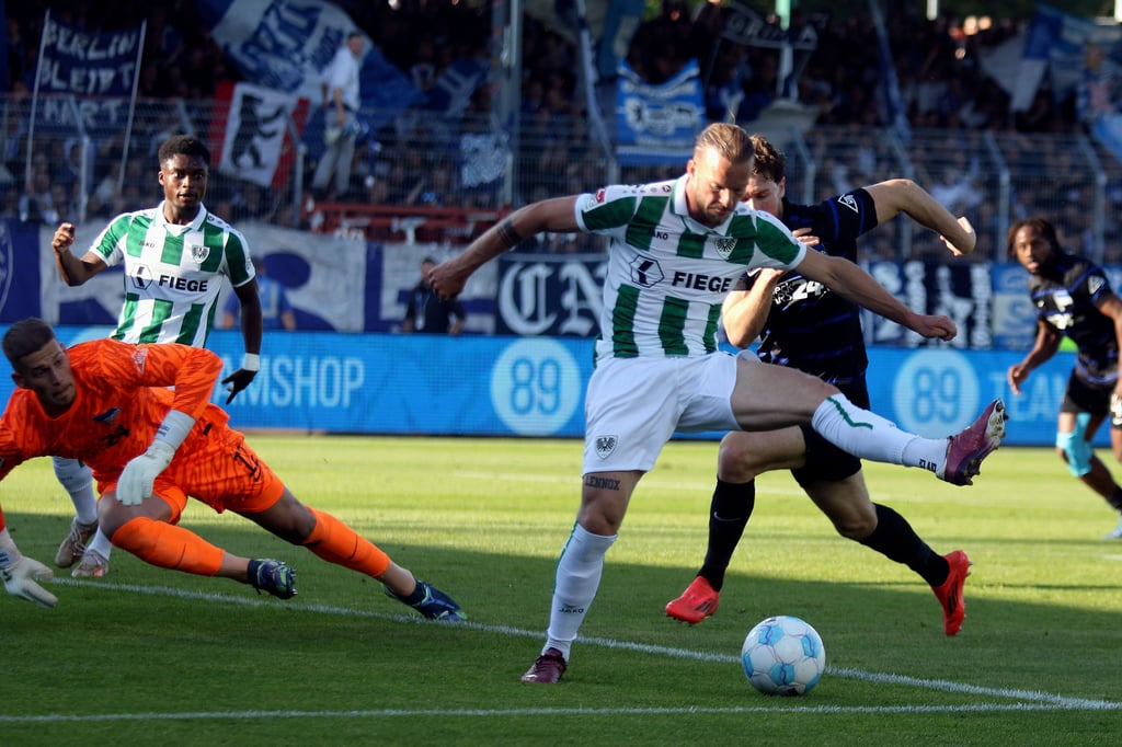 Siegermedaille-geht-an-Luis-Diaz-hier-landete-Preu-en-Kapit-n-Hendrix