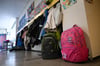 In einer Grundschule stehen auf einem Gang vor den Klassenzimmern Schulranzen. Viele Schulen, aber auch das Kreis-Jugendamt und die Kommunen, stehen bei der im Sommer 2026 anstehenden Umsetzung des Rechtsanspruchs auf Ganztagsbetreuung zunächst ab der 1. Klasse vor, nun ja, gehörigen Herausforderungen.