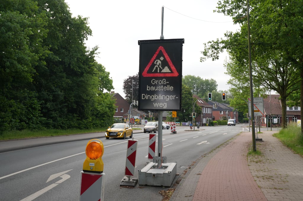 Neue Großbaustelle am Dingbängerweg: Schilder stehen, Termin nicht