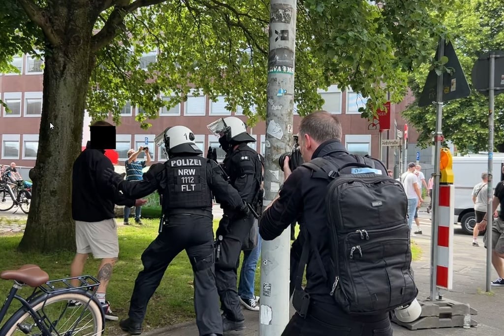 „Keinen Meter den Nazis“ übt scharfe Kritik am Einsatz der Polizei