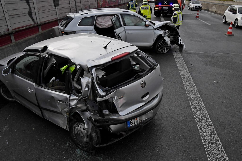 Zwei Verletzte bei Aquaplaning-Unfall auf der A33