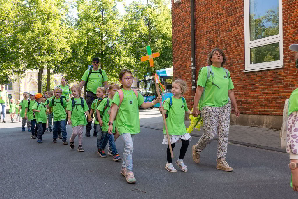 1200 kleine Pilger rund um den Paulus-Dom unterwegs