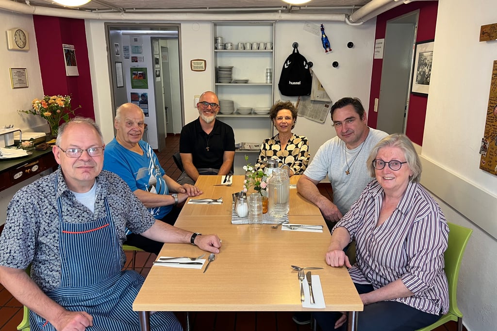 Im Schatten der Clemenskirche gibt es Frühstück für 50 Cent