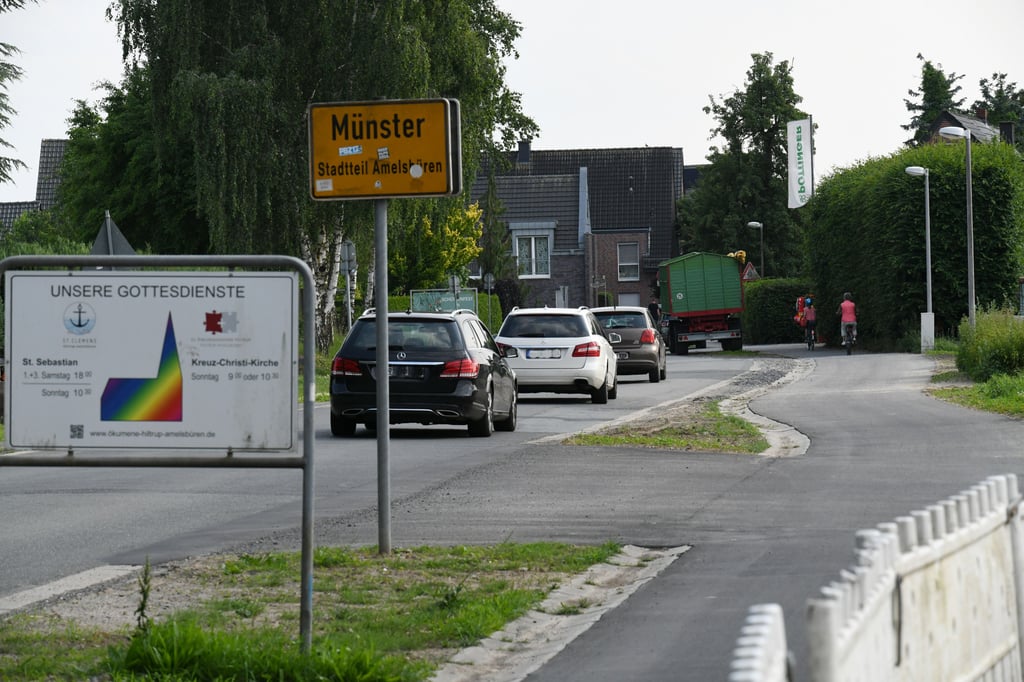 Radeln-die-Sch-ler-k-nftig-hinter-den-Traktoren-