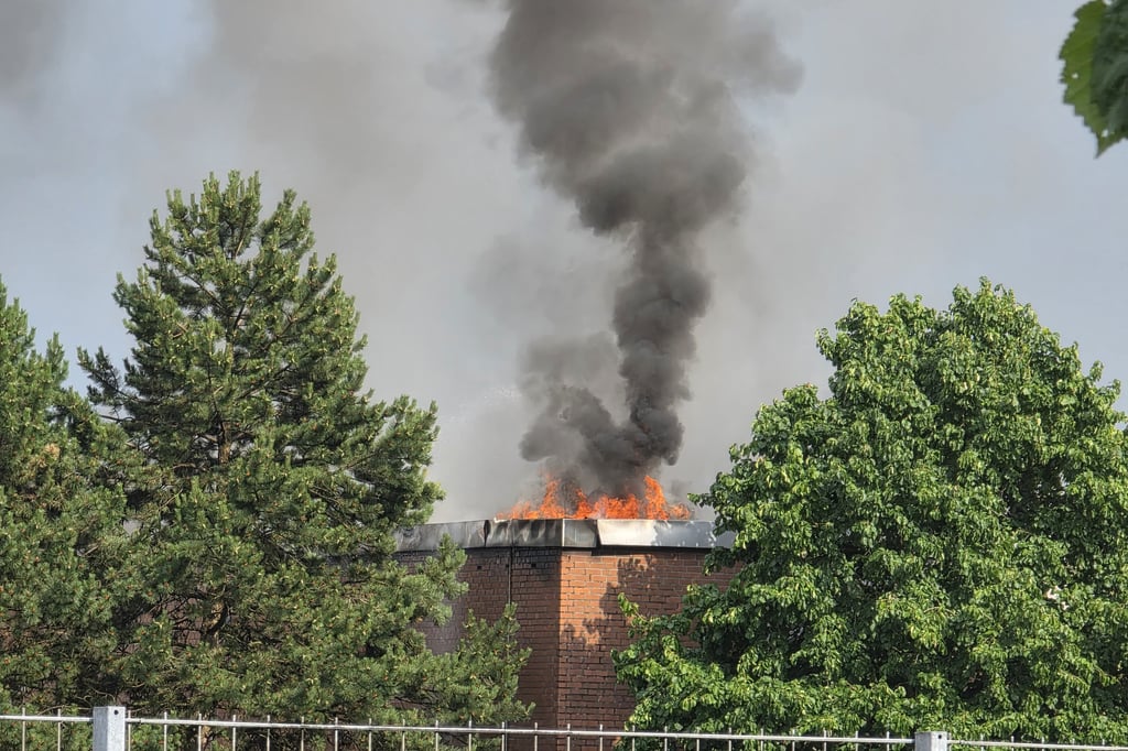 Turnhalle des Emsland-Gymnasiums in Flammen