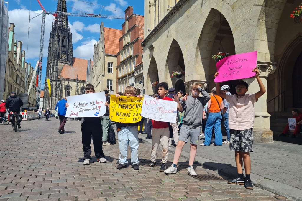 Sanierung geplatzt: Schulgemeinschaft demonstriert vor Finanzausschuss