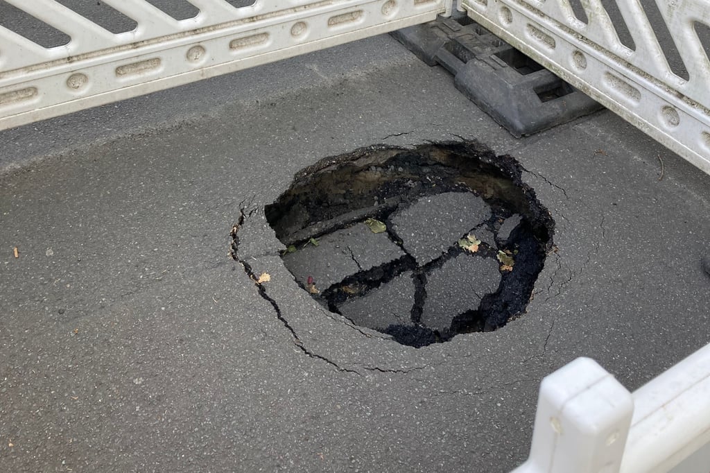 Plötzlich bricht der Asphalt weg: Loch in einer Straße in Hiltrup