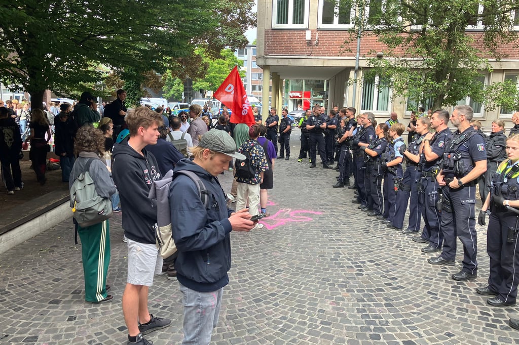 Zu brutal gegenüber Demonstranten? Polizei weist Gewaltvorwürfe zurück