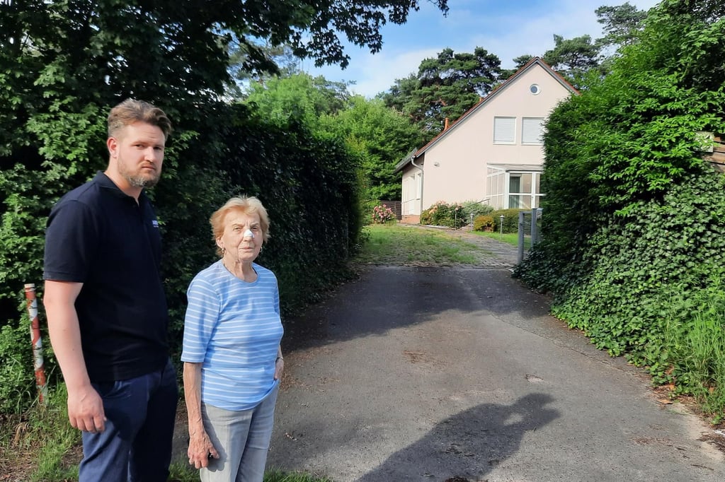 Rentnerin bleibt auf ihrem Haus sitzen