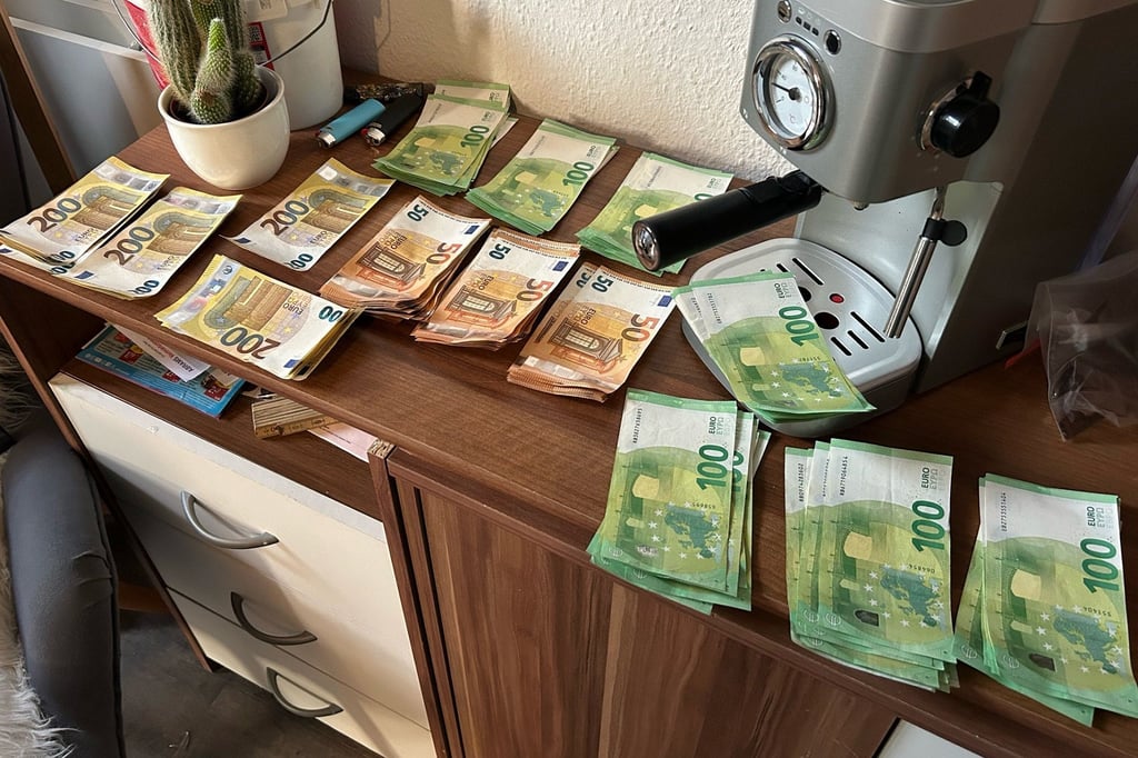Bargeld, Waffen und ein Auto: Zoll geht gegen Schwarzarbeit vor