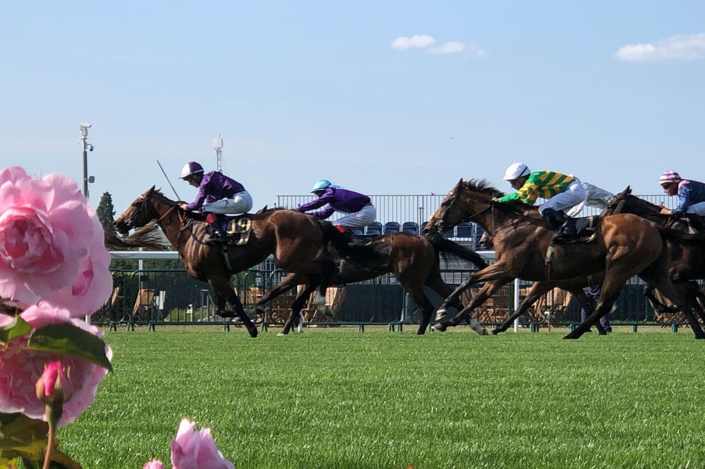 Mit Hüten, Humor und Glück: Zwei Hiltruperinnen beim Pferderennen