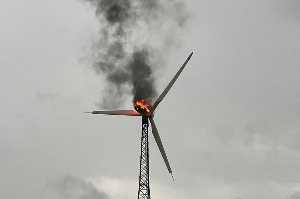 Windkraftanlage-steht-in-Flammen