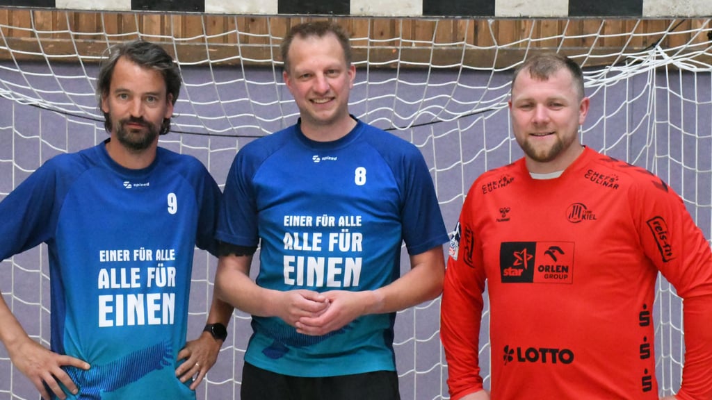 Michael Köster (r.) steht neuerdings bei Schwarz-Weiß im Tor. Lars Fischer (l.) unterstützt Rolf Roesmann (M.) als Co-Trainer.
