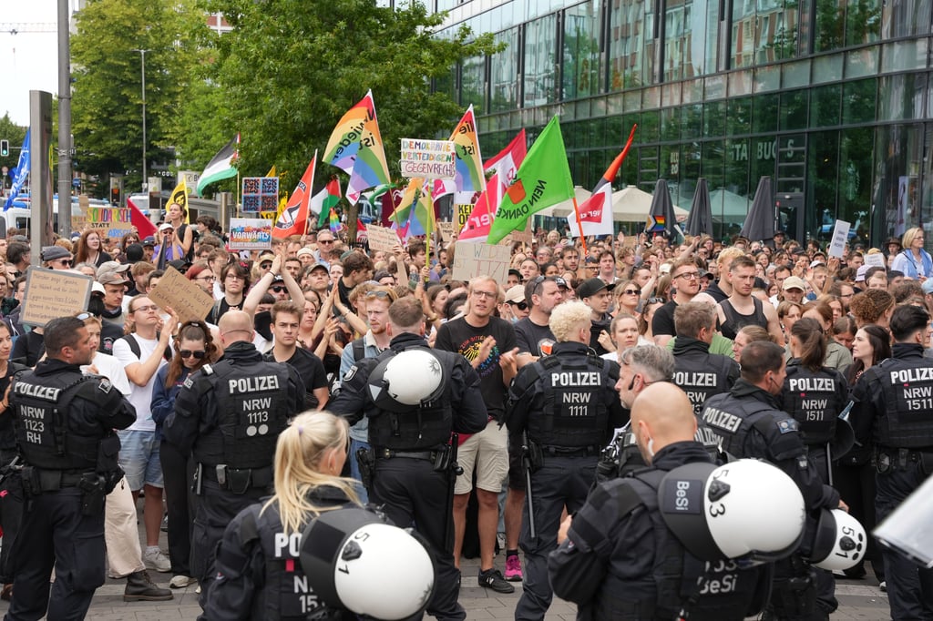 „Haut ab!“ – breiter Protest gegen Rechtsextreme