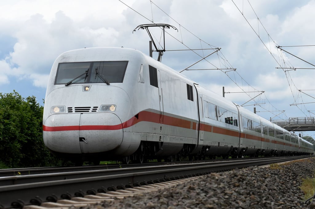 38-000-Unterschriften-gegen-ICE-Schnelltrassen-bergeben