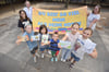 Pia (11, von links), Ben (7), Klara (9), Hugo (6), Hannah (10) und Mia (10) finden es klasse, dass es an der Grundschule Babenhausen bei der Zeugnisvergabe für jedes Kind auch eine Mutmach-Karte gibt. Ins Leben gerufen hat die Aktion unter dem Titel „Du bist so viel mehr als Deine Noten“ Mutter Danica Kraus (rechts). Lob kommt auch von Schulleiterin Katharina Meier (links).