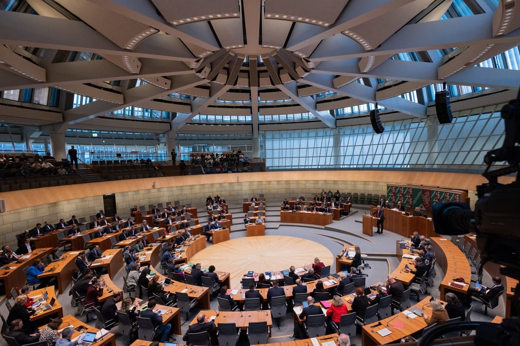 Landtag-debattiert-ber-Br-ssel-Besuch-von-Unternehmenschefs