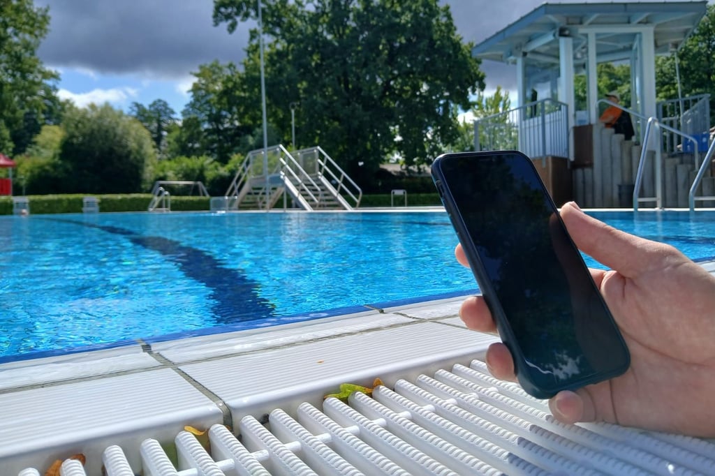 Handy-Ablenkung im Freibad: „Ich führe oft Diskussionen mit Eltern“