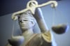 Das Urteil ist gesprochen: Der ehemalige Paderborner Unternehmer Edgar K. muss wegen gewerbsmäßigen Betrugs in 63 tateinheitlichen Fällen sowie mehrfacher Insolvenzverschleppung und Bankrott für fünf Jahre ins Gefängnis.