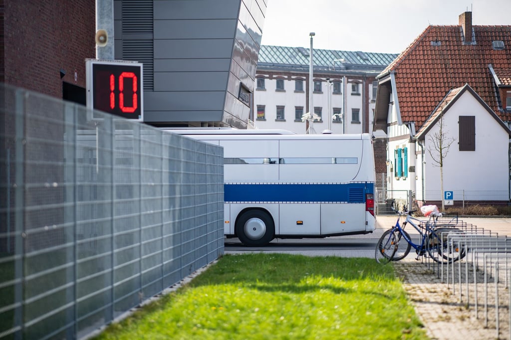 NRW-testet-Elektro-Gefangenentransporter