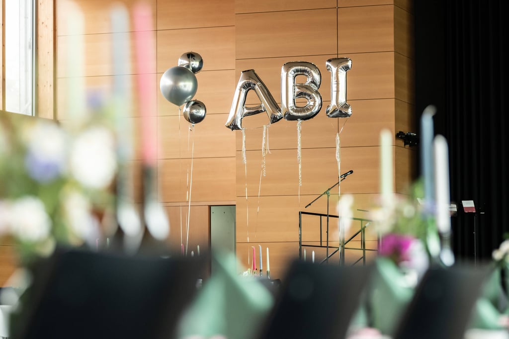 Teure Abibälle – Eltern zahlen für ihre Kinder