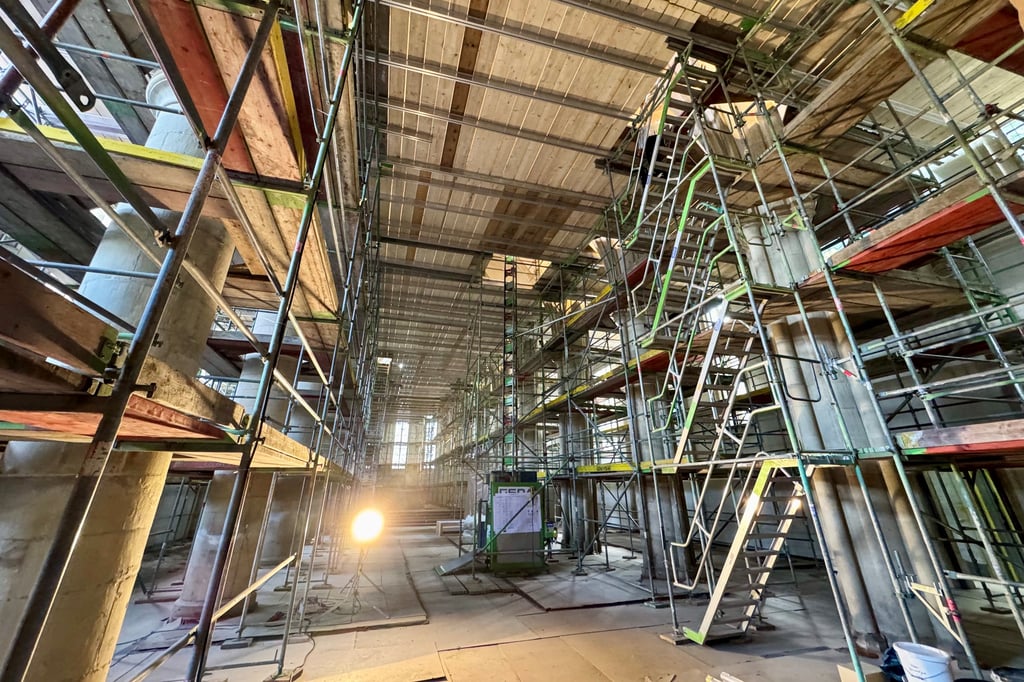 Baustelle im Gotteshaus: Apostelkirche kaum wiederzuerkennen