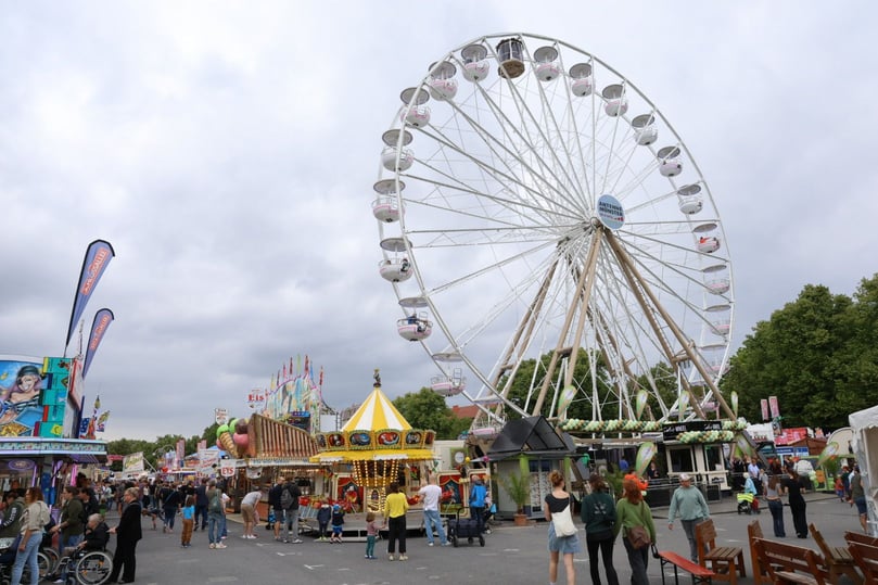 Das solarbetriebene Riesenrad bietet eine entspannte Fahrt in die Höhe und damit einen Blick über die gesamte Kirmes.
