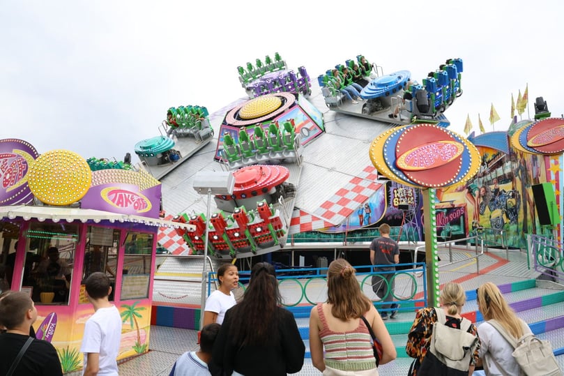 Wer gerne in alle Richtungen gedreht und gehoben wird, ist beim Fahrgeschäft „Take Off“ an der richtigen Adresse.