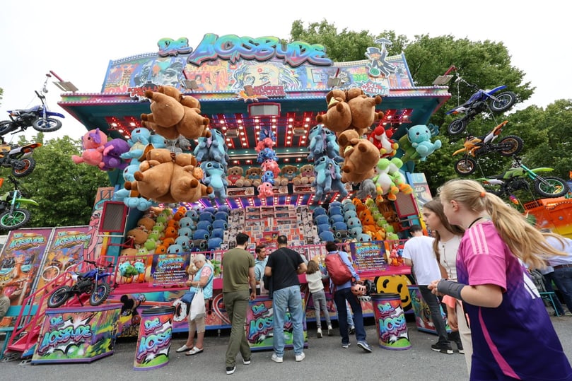 Die klassische Losbude wirbt mit großen Gewinnen, vom Plüschtier bis zum Motorcross-Rad.