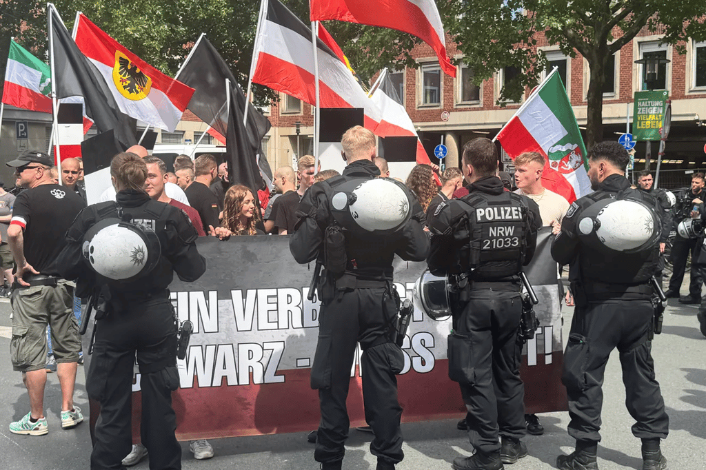 Großdemotag: Neonazi-Marsch startet verspätet – lautstarke Gegenproteste