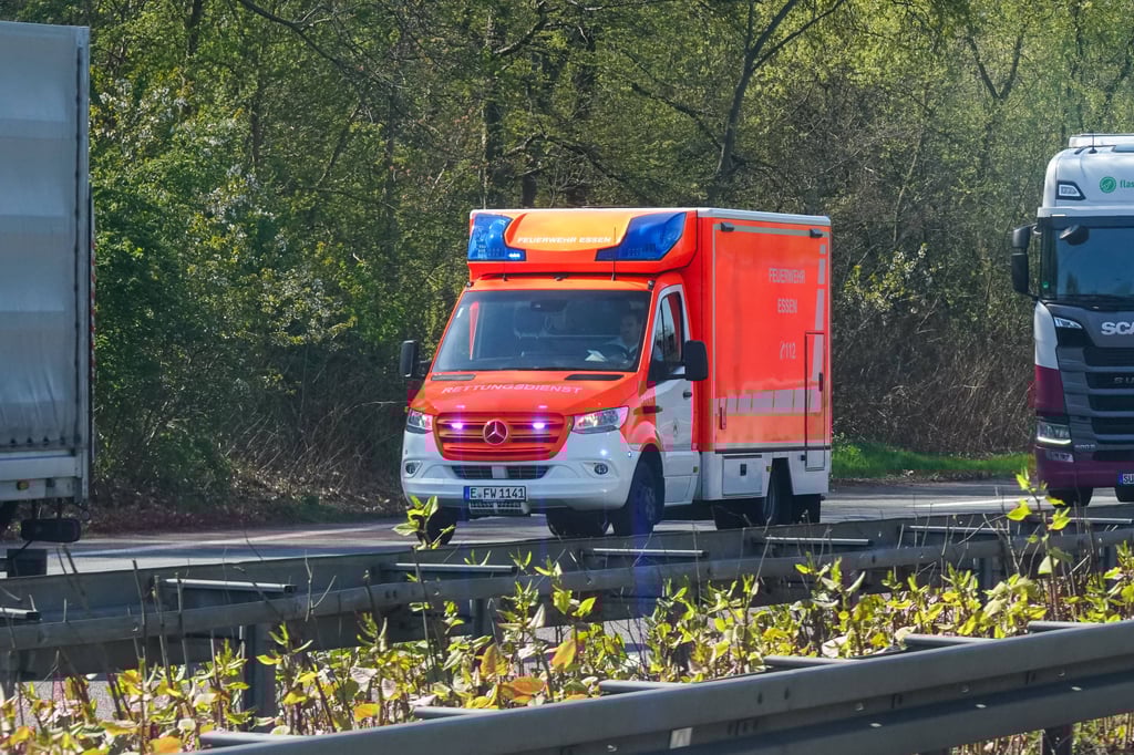 Motorradfahrer wird über Schutzplanke geschleudert.