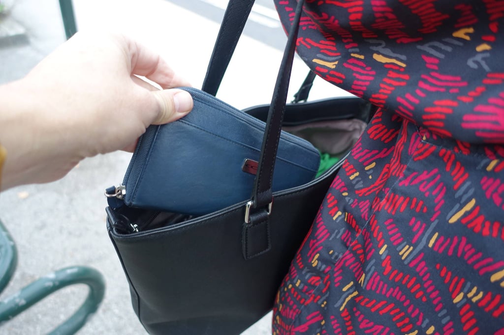 Taschendieb klaut Geldbörse – Frau verfolgt ihn