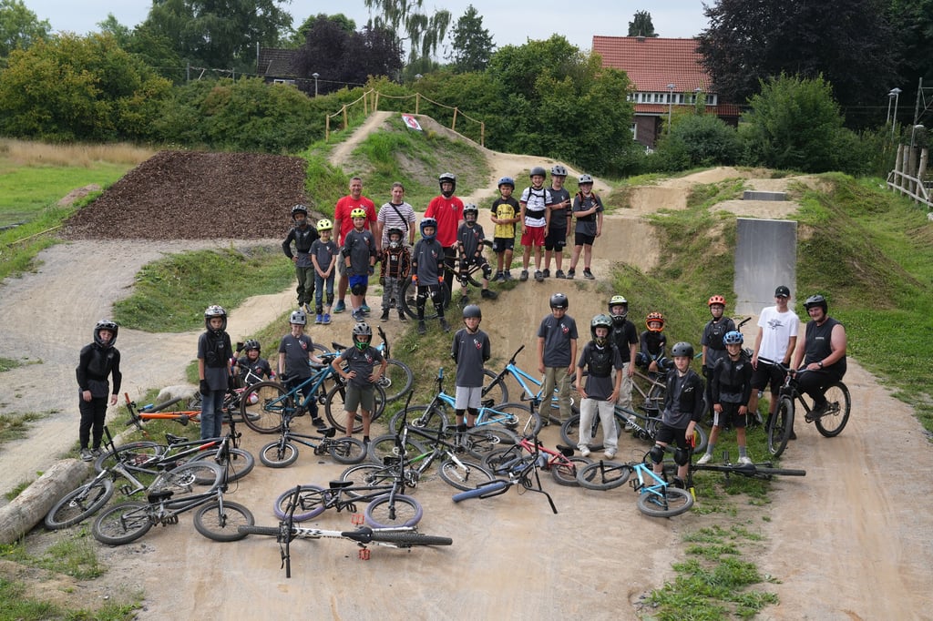 Spektakuläre Sprünge und viel Spaß: Kinder lernen bei Camp im Bikepark