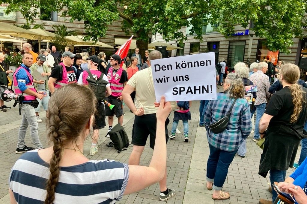 „Können wir uns Spahn“: Demo gegen CDU und deren Fraktionschef