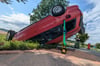 Nach einem Unfall auf der L825 bei Brakel-Bellersen ist dieser Wagen auf dem Dach gelandet.