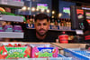 Sergen Kolcu muss sich durch die Ähnlichkeit der Logos von Center Shock (Vordergrund) und dem Süster Kiosk (Hintergrund) mit Plagiatsvorwürfen auseinandersetzen.