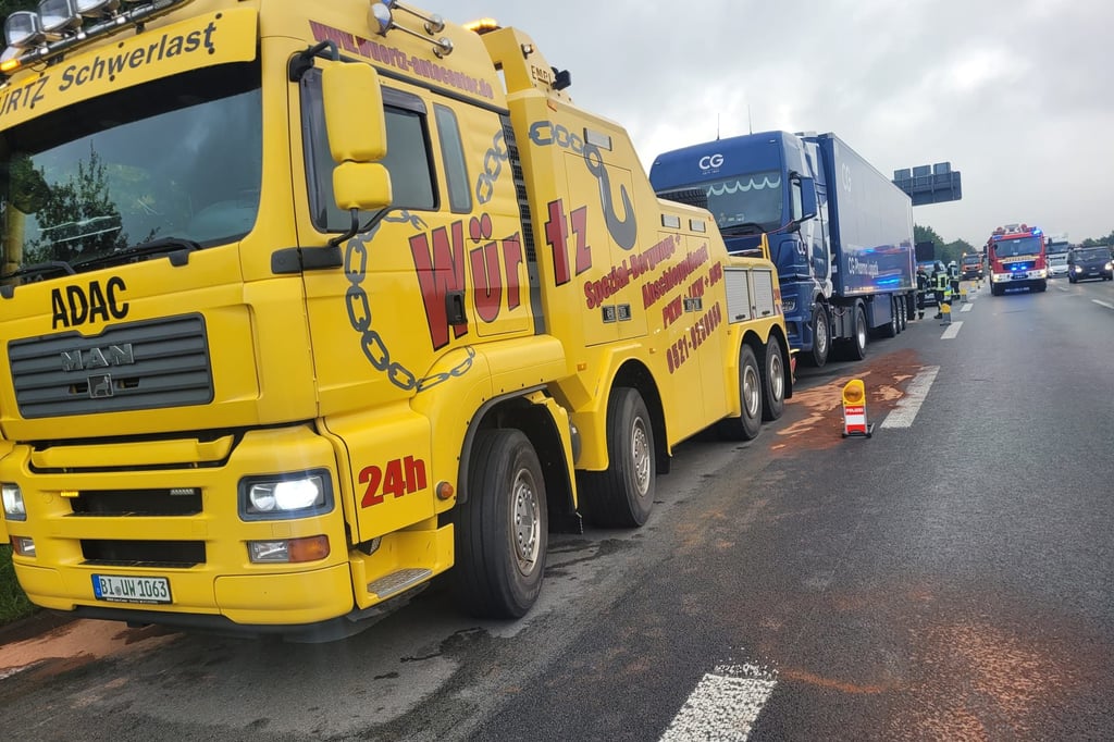 Lkw-Tank-auf-der-A2-bei-Bielefeld-aufgerissen