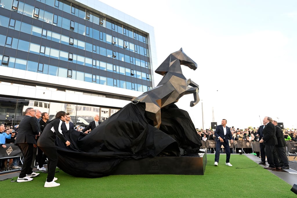 Borussia-setzt-sich-zum-125-Jubil-um-ein-Fohlen-Denkmal