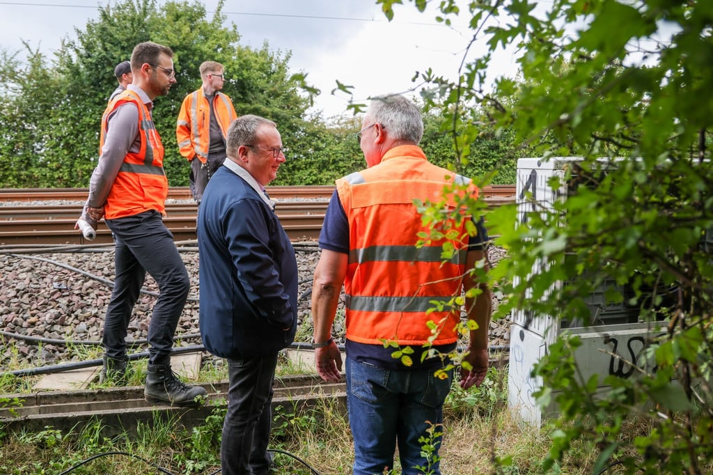NRW-Minister-Krischer-Schaden-durch-Brands-tze-ist-immens