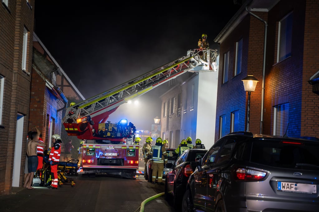 Feuer in der Nacht: 57-Jähriger bei Wohnungsbrand verletzt