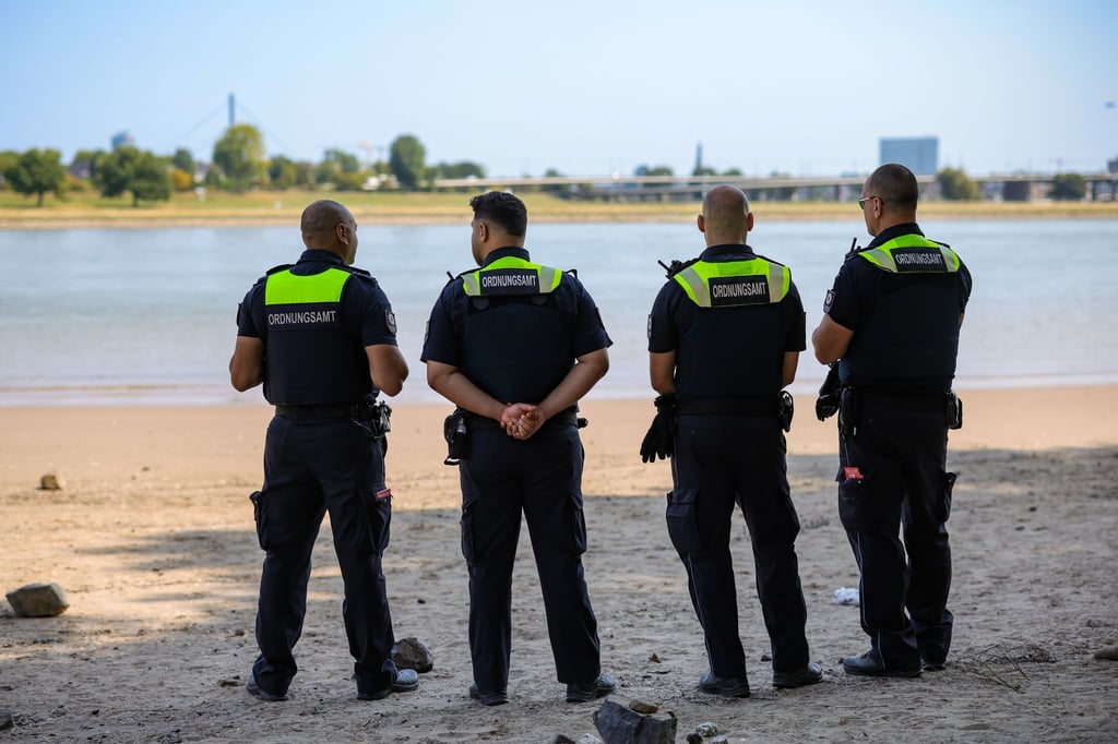 Schwimmer-aus-Rhein-gefischt-1-000-Euro-Bu-geld-drohen