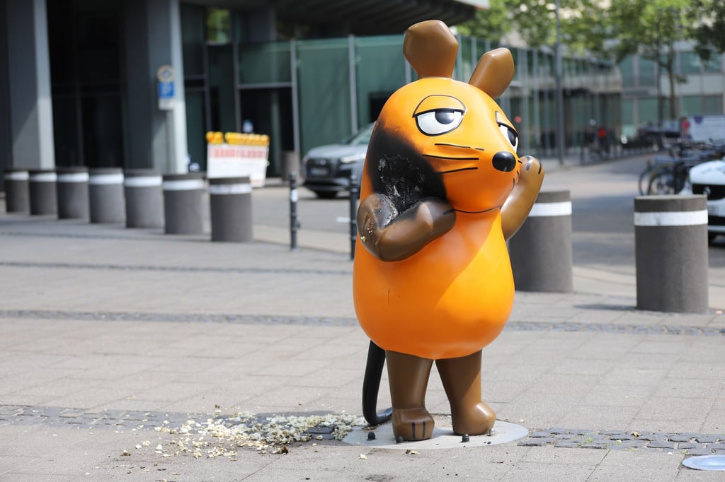 Nach-Brandanschlag-Maus-Figur-kehrt-zur-ck