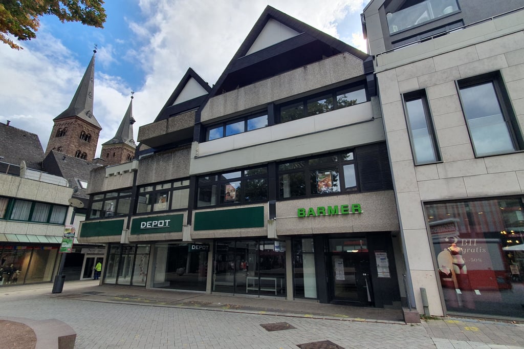 Das 1970er-Jahre-Geschäfts- und Bürogebäude (früher Eigentümer Bauer, heute Fokus Development) soll saniert und optisch aufgewertet werden. Seit gut zehn Jahren arbeitet Fokus Development an der Neugestaltung des Marktquartiers. Die Betondominanz soll verschwinden.