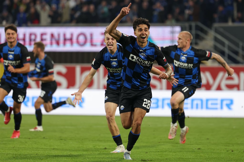 Lucas Copado jubelt nach seinem Tor zum Paderborner 1:0 in der 90. Minute.