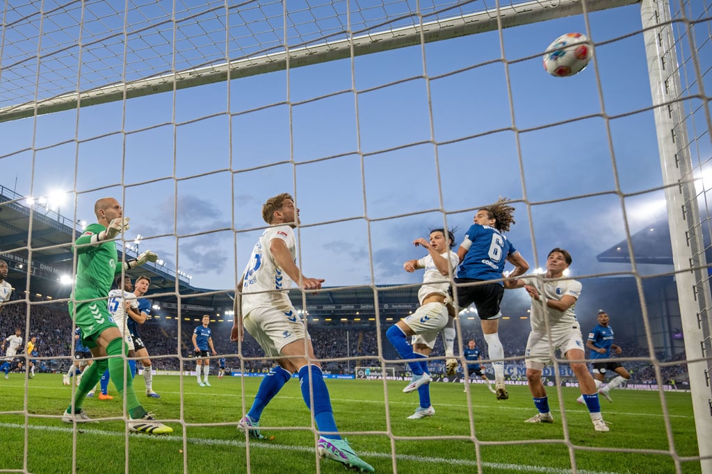 Mael Corboz (Nummer 6) trifft per Kopf zur Bielefelder Führung gegen Magdeburg.