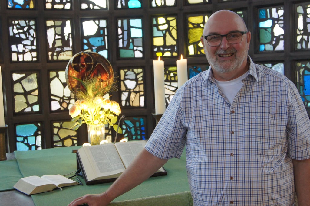 Uwe Stintmann an seiner langjährigen Wirkungsstätte, der Matthäus-Kirche in Mahnen. Zum 1. Oktober wird der Pfarrer pensioniert.