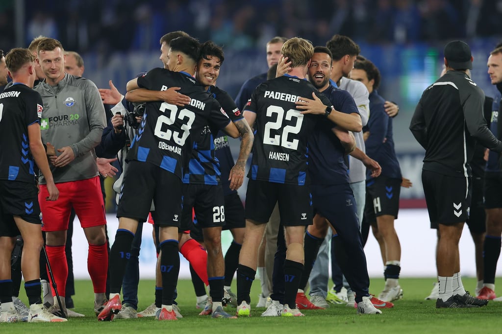 Paderborner Jubel nach dem Abpfiff und Siegtorschütze Lucas Copado (28) ist mittendrin.