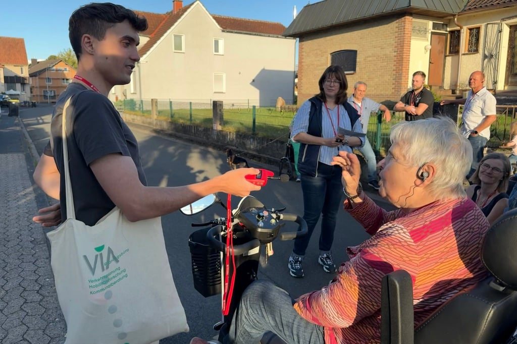 Auch bei der zweiten Begehung im Rahmen des Fußverkehrs-Checks NRW stand in der Gemeinde Schlangen der Dialog zwischen den Bürgerinnen und Bürgern und den Fachleuten des Planungsbüros im Mittelpunkt.